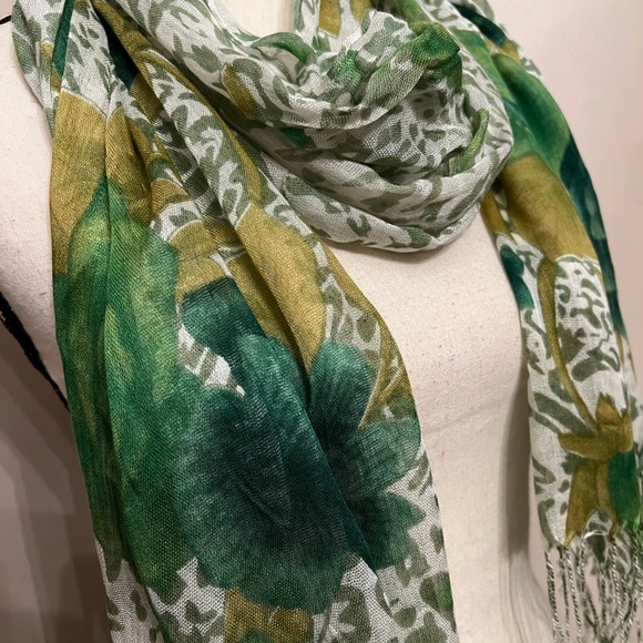🆕 Beautiful 💯% Viscose scarf. - Picture 3 of 6